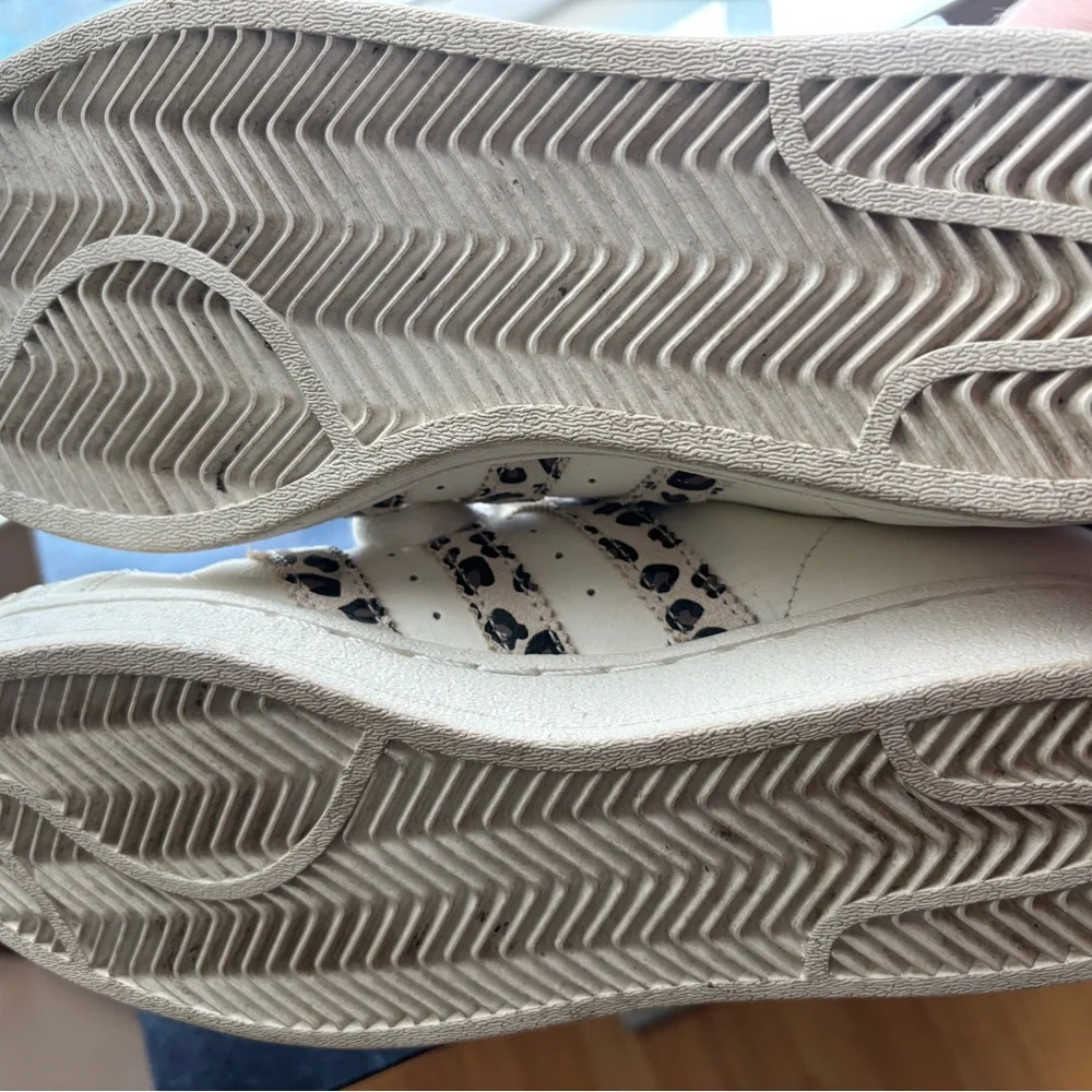 Women's Sneakers - White and Leopard Print - Picture 4 of 5